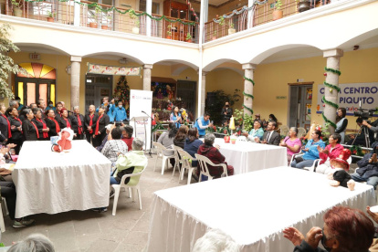 Ceremonia. Los adultos mayores recibieron la noticia con algarabía.