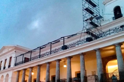 Inquietud. Algunas estructuras armadas preocuparon a los ciudadanos. Las autoridades dieron explicaciones.