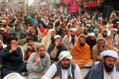 -Los partidarios del partido político islámico Jamiat Ulama-e-Islam-Fazal (JUI-F) realizan una protesta contra la escasez de harina de trigo en Chaman, Pakistán