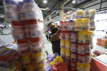 Mercado. Uno de los locales en la Caraguay donde venden yogur.