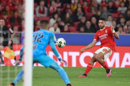Lisbon (Portugal), 06/01/2023.- Goncalo Ramos, del Benfica, ejecuta un disparo ante el arco del golero rival.