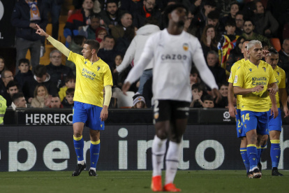 Carlos Alcaráz, del Cádiz, celebra su tanto ante el Valencia.