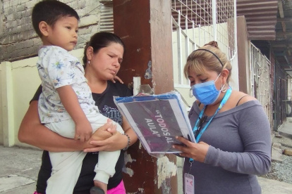 Los brigadistas dialogan con los padres de familia, cuyos hijos no van a la escuela o colegio.