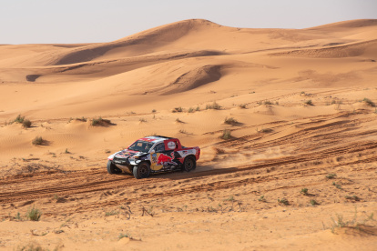Nasser Al Attiyah muestra su pericia al conducir en el irregular terreno del rally Dakar.