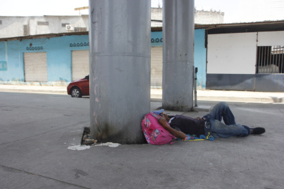 Debajo de la estructura del puente José María Egas duermen personas en situación de calle.