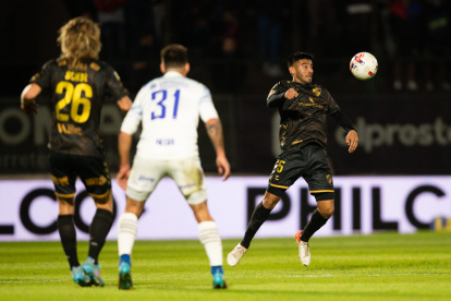 El volante argentino Carlos Villalba (d) es nuevo refuerzo de Emelec.