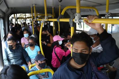 Buses. El 51,4 % de los capitalinos usa el transporte público. Este es el medio de transporte más utilizado.