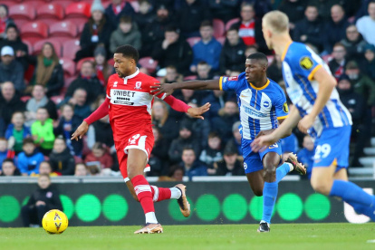 Moisés Caicedo disputa el balón durante el partido por la tercera ronda de la FA Cup