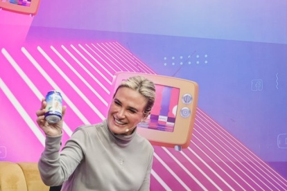 Candidata. ¿Cynthia Viteri haciendo negocios? ¿Haciendo política? Vendiendo cerveza, en todo caso, que es la forma que encontró para venderse.