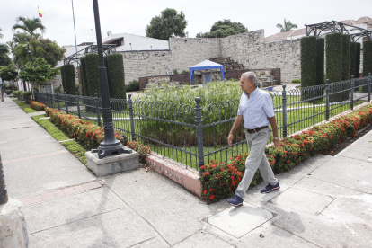Atracción. El barrio Centenario es uno de los pocos de la ciudad que, a pesar de la desatención, sus áreas verdes con árboles nativos atraen la vista de quienes transitan por el sector.