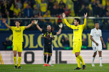 El centrocampista del Villarreal Dani Parejo celebra el triunfo ante el Real Madrid al final del partido correspondiente a la jornada 16 de LaLiga.