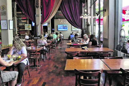 Fotografía fechada el 20 de diciembre de 2022, del interior del bar El Cairo, en la ciudad de Rosario (Argentina).