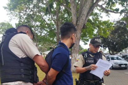 El joven fue detenido gracias a la ayuda de otros universitarios.