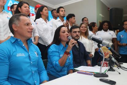 Marcela Aguiñaga y Aquiles Álvarez, juntos en el lanzamiento de su campaña electoral para las seccionales.