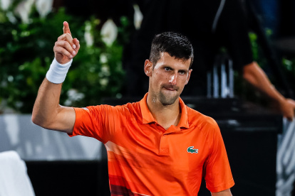 Novak Djokovic celebra luego de ganar el título en Adelaida ante Sebastian Korda.