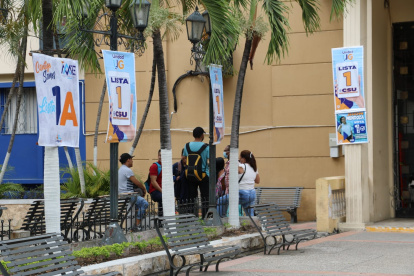 Campaña. En la Ciudadela Universitaria se observan pancartas donde los candidatos se promocionan.