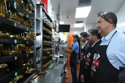 Restaurante.- Parte del personal que trabaja en Mc Donald´s.