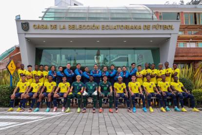 La selección nacional se tomó la tradicional fotografía oficial antes de su viaje a Colombia para defender la corona.