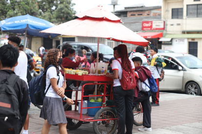 Los vendedores se concentran en los exteriores de los planteles educativos para ofrecer a los alumnos una variedad de alimentos, muchas veces sin las mínimas normas de higiene.