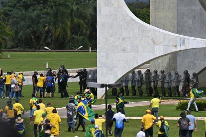 Manifestantes contra los resultados electorales y el gobierno del recién posesionado presidente Lula da Silva invaden el Congreso Nacional, el Supremo Tribunal Federal y el Palacio del Planalto.