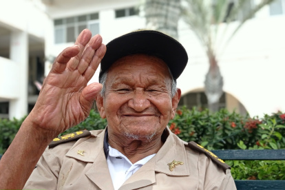 Víctor Castañeda permanece en el geriátrico San Antonio desde hace seis años. Allí recorre los pasillos vigilando que todo esté bien.
