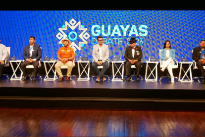 El primer bloque de candidatos a la Prefectura del Guayas debate en el Teatro Centro de Arte.
