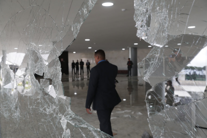 Fotografía que muestra los destrozos en el Palacio de Planalto luego de que manifestantes bolsonaristas se tomaran en la víspera la Plaza de los Tres Poderes para invadir los edificios gubernamentales, en Brasilia (Brasil). / André Coelho