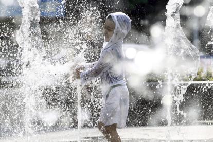 Un niño surcoreano juega en una fuente de Seúl (Corea del Sur), en una foto de archivo.