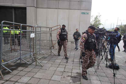 Fuerte resguardo policial en los exteriores de la Fiscalía General del Estado en Quito.