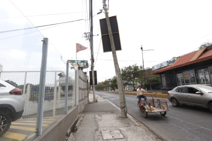 Poste en mal estado ubicado en el kilometro 2.5 de la avenida Carlos Julio Arosemena.