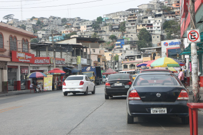 En Urdesingue los carros siguen obstaculizando las vías y los negocios.