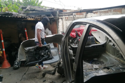 Agentes policiales allanaron un lugar donde desmantelaban vehículos.