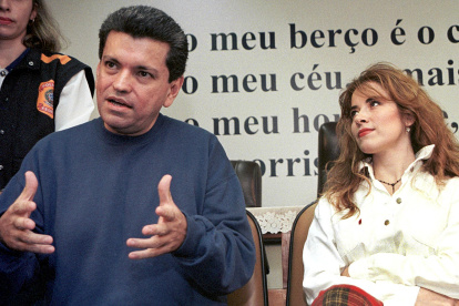 Sergio Andrade y Gloria Trevi en una imagen de archivo del año 2002 cuando se enfrentaban a la justicia en Brasil.