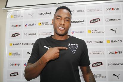 Renato Ibarra muestra con orgullo el escudo de Liga de Quito durante su presentación.