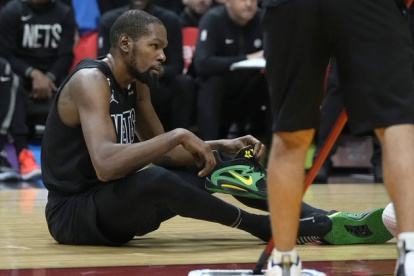 Kevin Durant terminó postrado en el piso tras el golpe de Buttler.