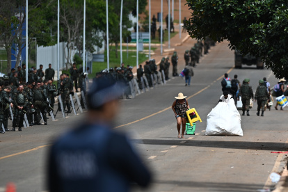 Seguidores del expresidente Jair Bolsonaro salen de las tiendas de campaña en un campamento, hoy, frente al Cuartel General del Ejército, en Brasília (Brasil). Al menos 1.200 bolsonaristas fueron detenidos este lunes en el campamento que habían montado frente al cuartel general del Ejército en Brasilia desde las elecciones de octubre y desde el que fueron lanzados los ataques del domingo contra las sedes de los tres poderes en Brasil. Los seguidores del expresidente Jair Bolsonaro, que no reconocen la victoria del líder progresista Luiz Inácio Lula da Silva en las elecciones presidenciales, fueron detenidos luego de que, cercados por la Policía y el Ejército, desmontaran pacíficamente el campamento en el que se refugiaban. EFE/ Andre Borges