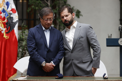 AME5057. SANTIAGO (CHILE), 09/01/2023.- El presidente de Chile, Gabriel Boric (d), junto al presidente de Colombia, Gustavo Petro (d), durante una declaración conjunta ante la prensa, en el palacio de La Moneda, en Santiago, (Chile). Petro llegó hoy a Santiago de Chile en el contexto de su primera visita oficial a Chile, marcada por los disturbios del domingo en Brasil y cuyo objetivo es estrechar lazos y coordinar estrategias con su homólogo Gabriel Boric, con quien comparte afinidades ideológicas. EFE/ Elvis González