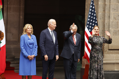 El presidente de México, Andrés Manuel López Obrador (2d), y su esposa Beatriz Gutiérrez Müller (d), posan junto al presidente de EEUU, Joe Biden, y la primera dama, Jill Biden (i), hoy, en el Palacio Nacional de Ciudad de México (México). EFE/ José Méndez