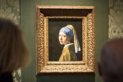 La Haya. Visitantes contemplan ‘La joven de la perla’, de Vermeer.