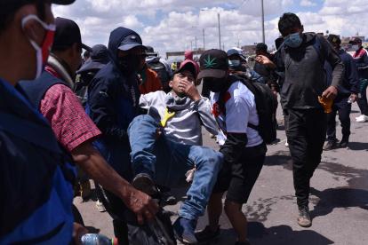 Un herido por los enfrentamientos entre los manifestantes y la policía es trasladado para ser atendido en Juliaca (Perú). Foto de archivo. EFE/ Stringer