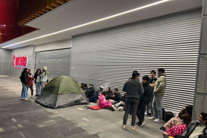 En el Riocentro de Quito, desde la madrugada, muchos jóvenes hacen filas para comprar las entradas para el concierto de Feid.