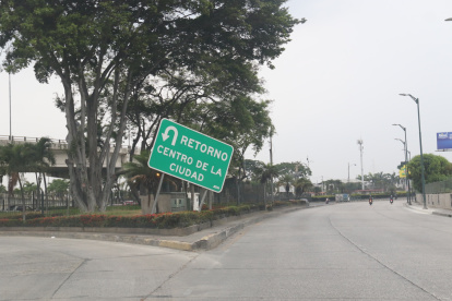 Así permanece ahora el rótulo de la avenida Pedro Menéndez Gilbert