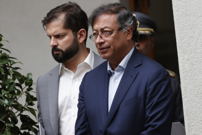 El presidente de Chile, Gabriel Boric (i), junto al presidente de Colombia, Gustavo Petro , durante una declaración conjunta ante la prensa ayer, en el palacio de La Moneda, en Santiago, (Chile). EFE/ Elvis González
