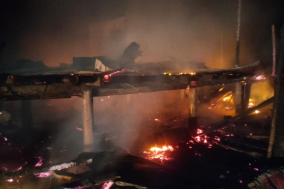La casa quedó en escombros con las víctimas en el interior.