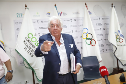 Danilo Carrera Drouet, es economista, empresario ecuatoriano que estuvo al frente del Comité Olímpico Ecuatoriano, exministro de Industrias, Comercio e Integración; ex Gerente General del Banco Central del Ecuador; Primer Gerente General de la Bolsa de Valores de Guayaquil y accionista del Banco de Guayaquil.