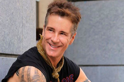 Fernando Carillo (57) es uno de los participantes del reality argentino El hotel de los famosos.