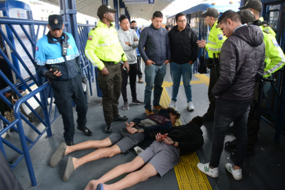 Momento en que fueron esposados y tirados al suelo los dos presuntos delincuentes.