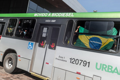 Autobuses con manifestantes detenidos tras los ataques a edificios gubernamentales en Brasil, son trasladados de la Academia de la Policía Federal hacia la prisión de Papuda, en Brasilia (Brasil). EFE/André Coelho
