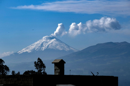 Fumarolas. Nubes de vapor y ceniza es lo que emana este nevado.