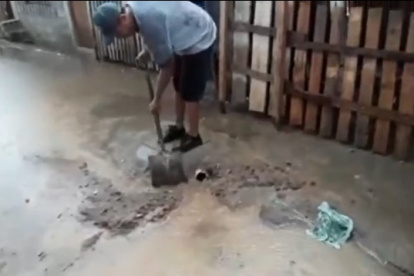 Malestar. Residentes botan el agua por un tubo de 4 pulgadas.